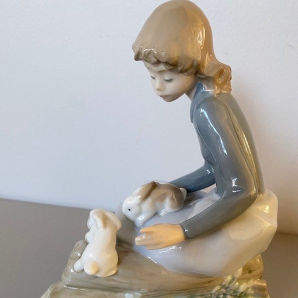 NAO Lladro Girl with RABBITS, #1026 1987, Retired, Porcelain, Made in Spain, Col